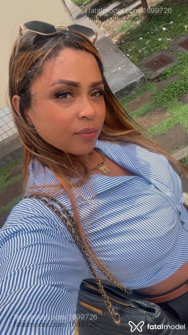 Acompanhante mulher com cabelo colorido de olhos castanhos - Juliany Castro