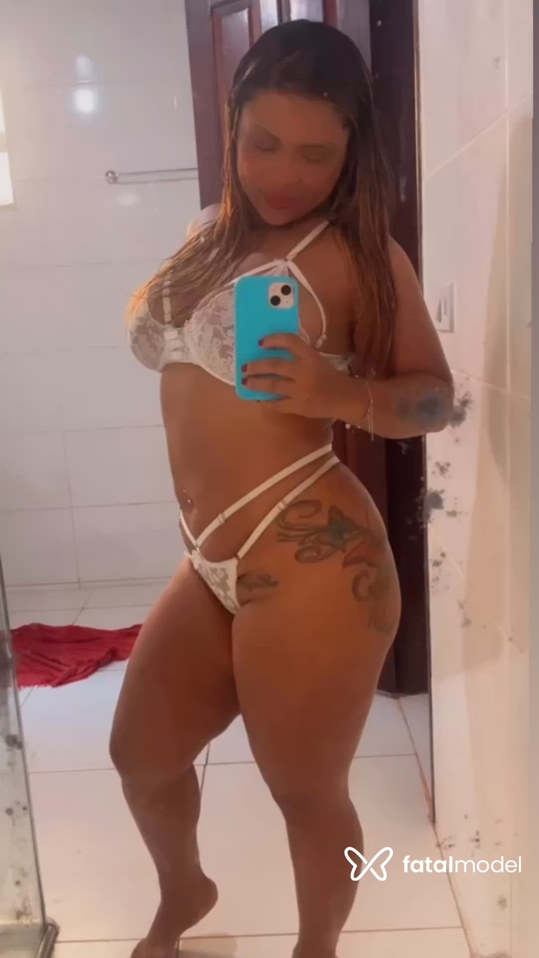 Acompanhante mulher com cabelo colorido de olhos castanhos - Juliany Castro