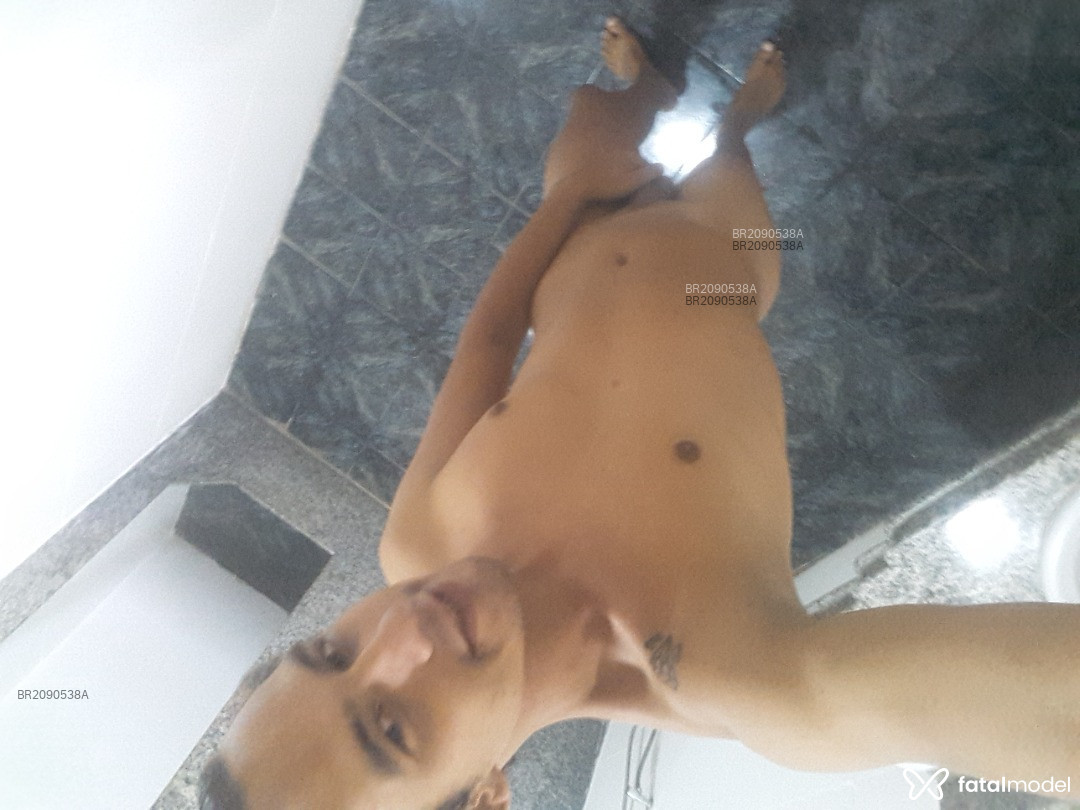 Acompanhante homem com cabelo castanho de olhos castanhos em Virtual Acompanhante homem com cabelo castanho de olhos castanhos em Virtual - Carlota