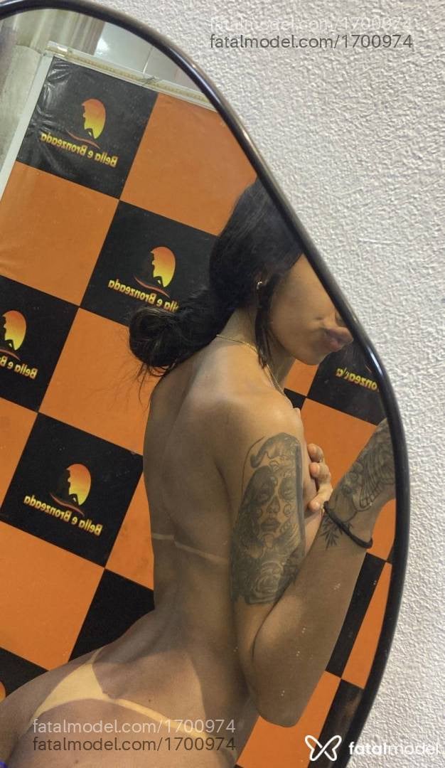 Acompanhante mulher morena (o) de olhos pretos - Iza