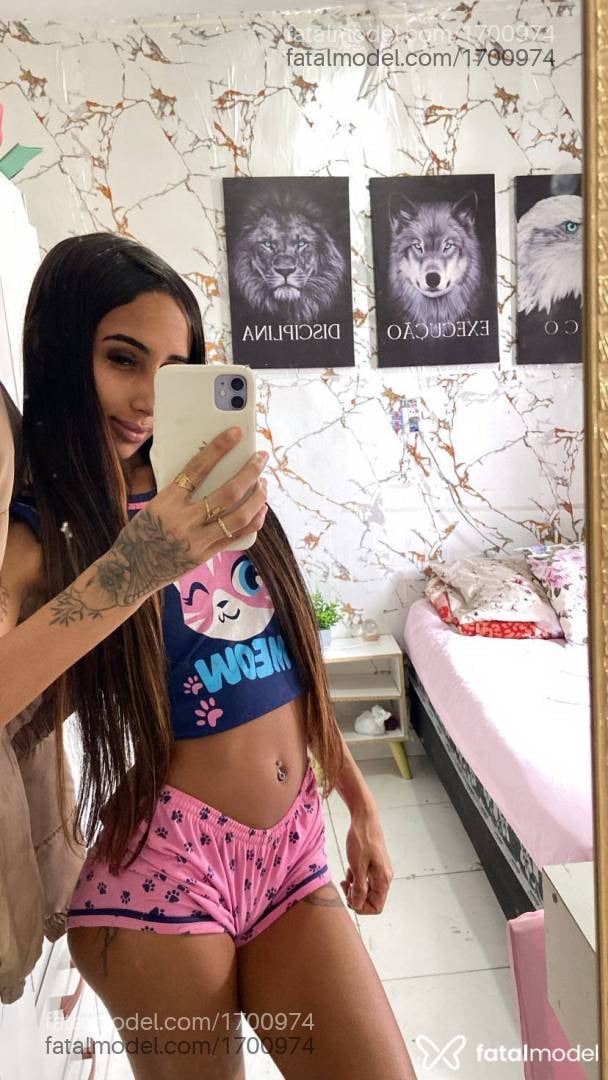 Acompanhante mulher morena (o) de olhos pretos - Iza