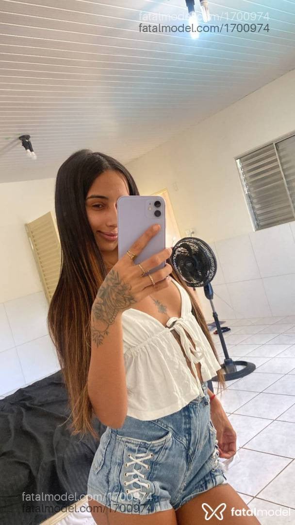 Acompanhante mulher morena (o) de olhos pretos - Iza