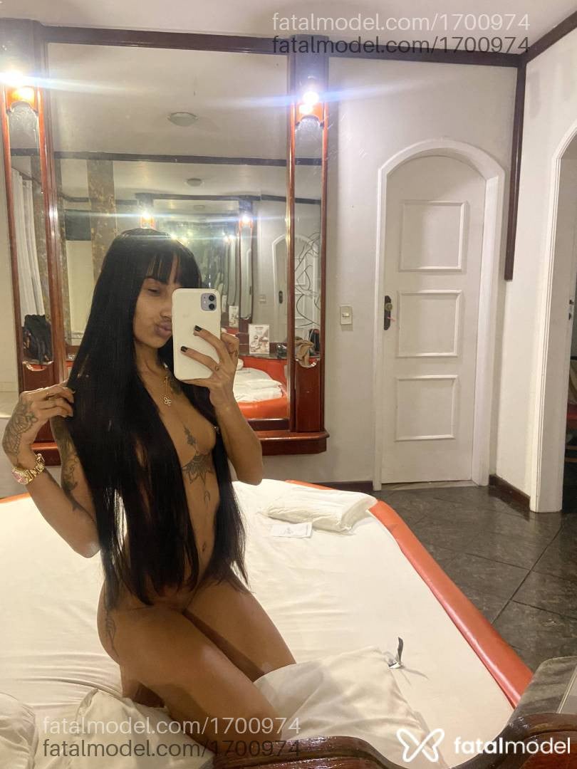 Acompanhante mulher morena (o) de olhos pretos - Iza