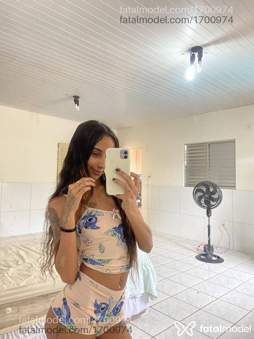 Acompanhante mulher morena (o) de olhos pretos - Iza
