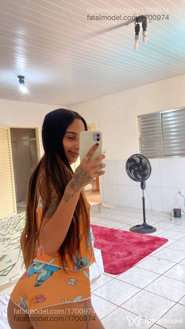 Acompanhante mulher morena (o) de olhos pretos - Iza