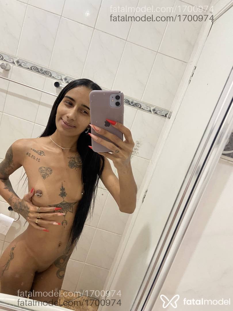 Acompanhante mulher morena (o) de olhos pretos - Iza