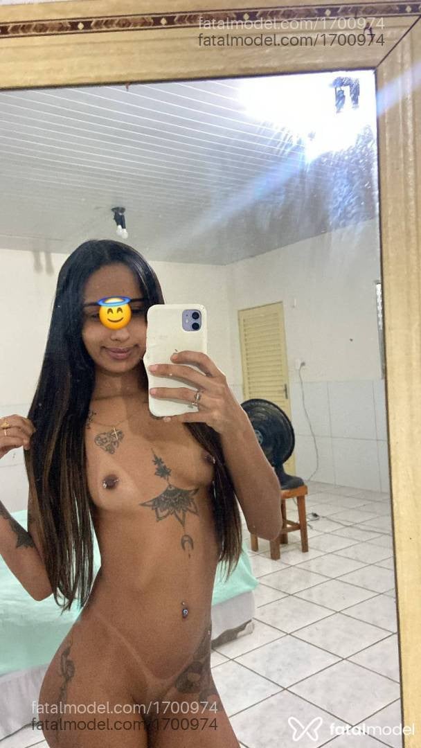Acompanhante mulher morena (o) de olhos pretos - Iza