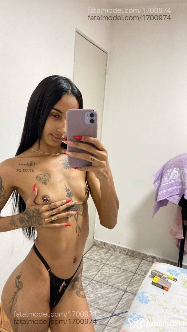 Acompanhante mulher morena (o) de olhos pretos - Iza