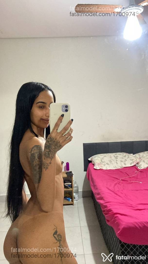 Acompanhante mulher morena (o) de olhos pretos - Iza