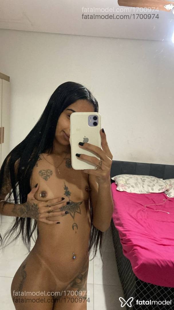 Acompanhante mulher morena (o) de olhos pretos - Iza