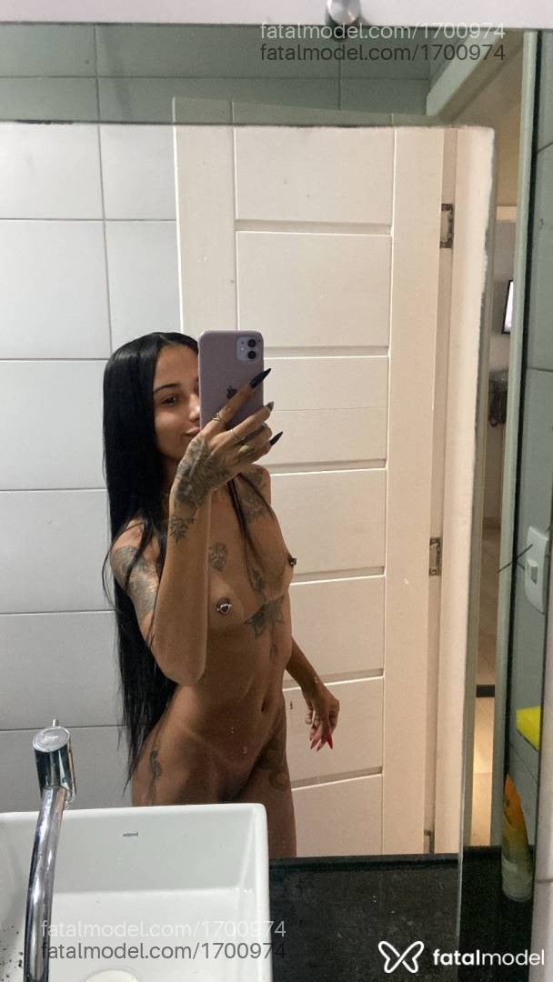 Acompanhante mulher morena (o) de olhos pretos - Iza