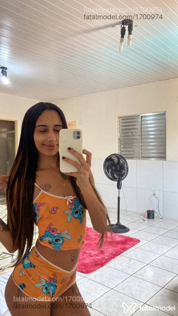 Acompanhante mulher morena (o) de olhos pretos - Iza