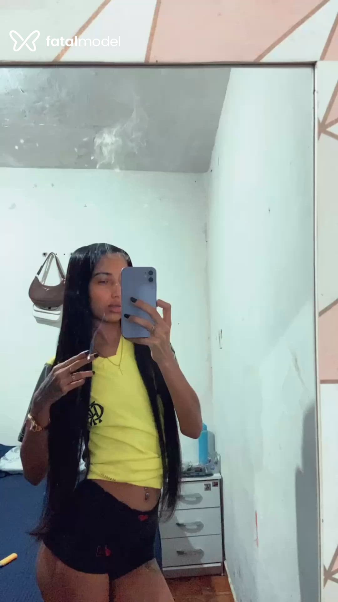 Acompanhante mulher morena (o) de olhos pretos - Iza