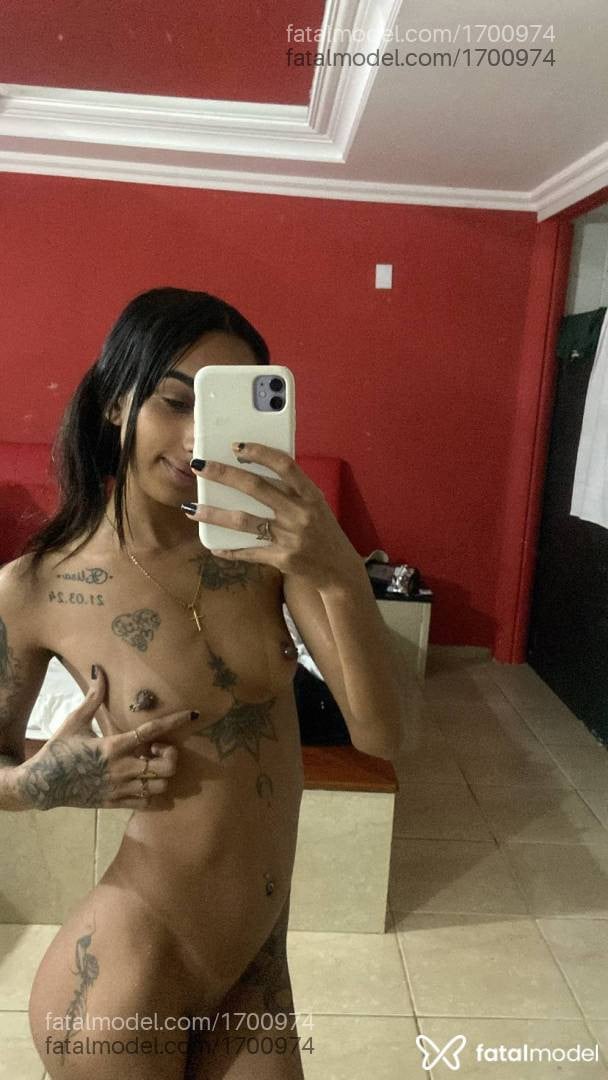 Acompanhante mulher morena (o) de olhos pretos - Iza