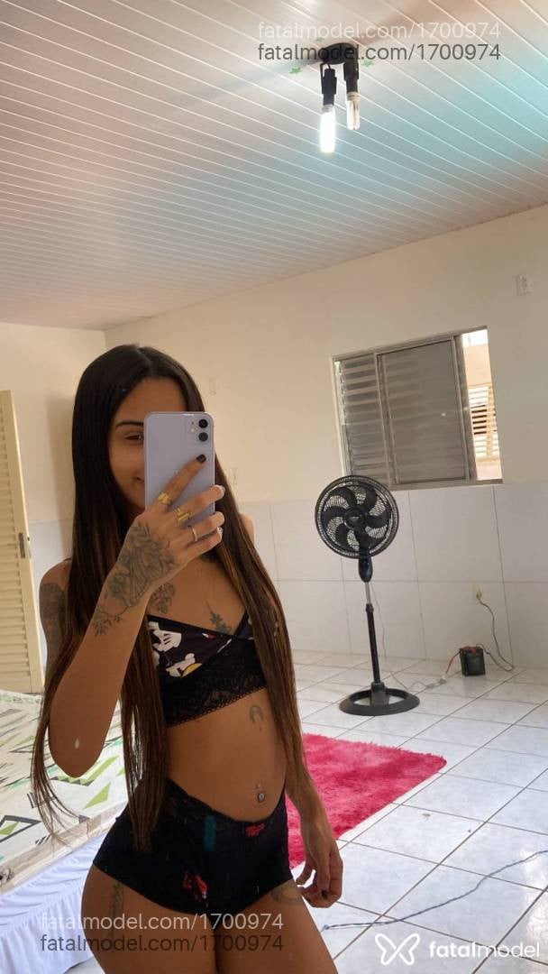 Acompanhante mulher morena (o) de olhos pretos - Iza