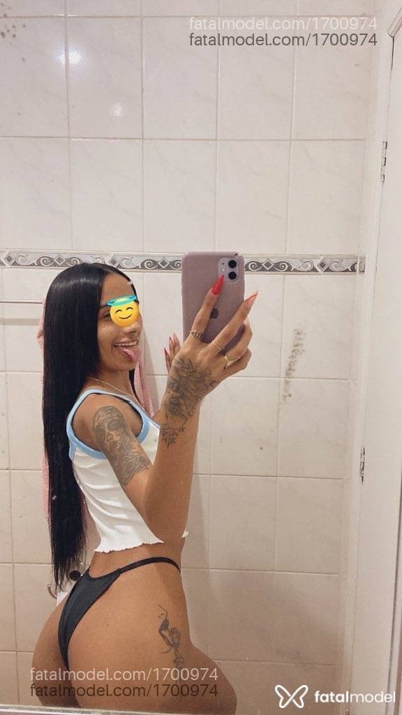 Acompanhante mulher morena (o) de olhos pretos - Iza