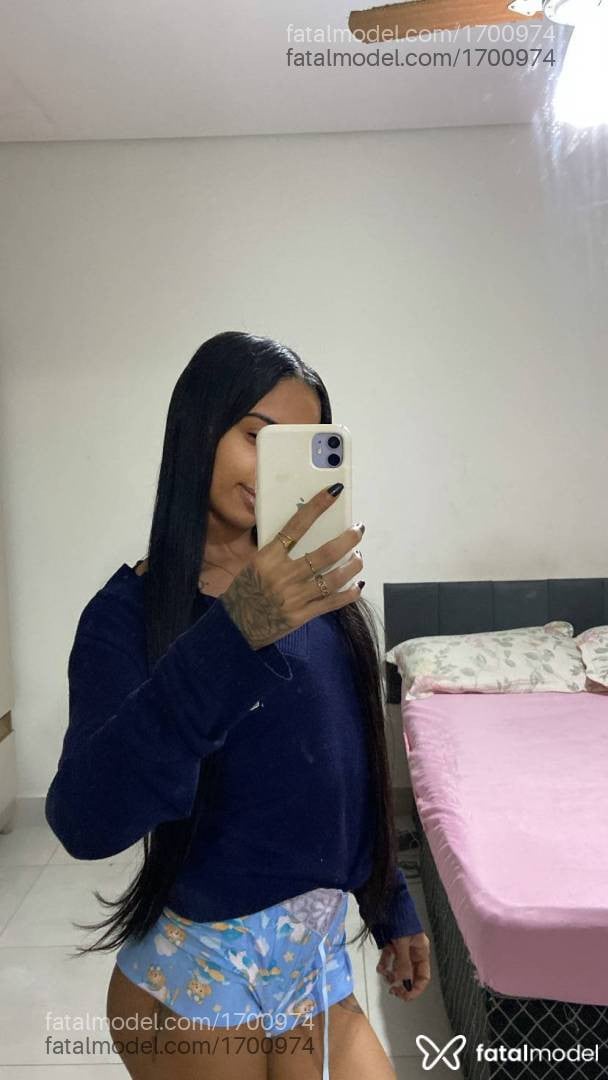 Acompanhante mulher morena (o) de olhos pretos - Iza