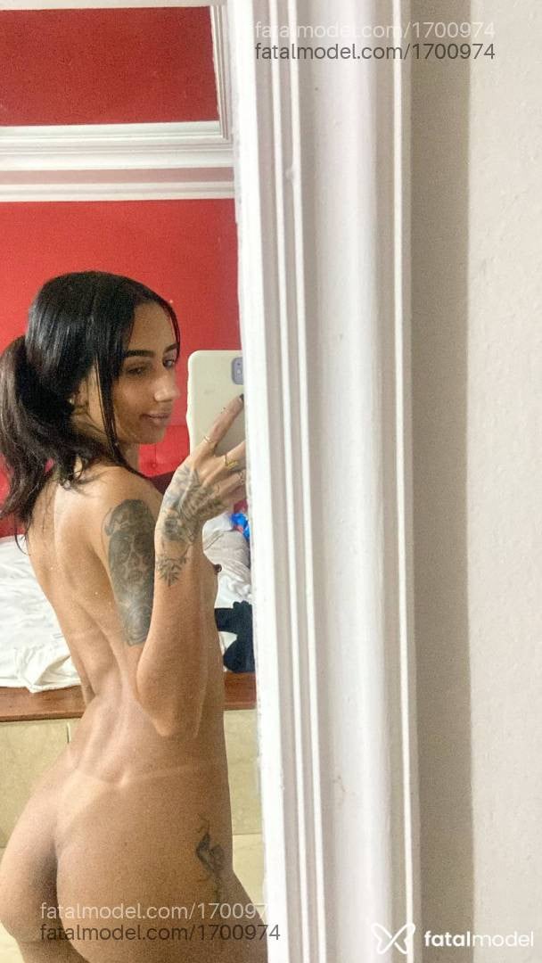 Acompanhante mulher morena (o) de olhos pretos - Iza