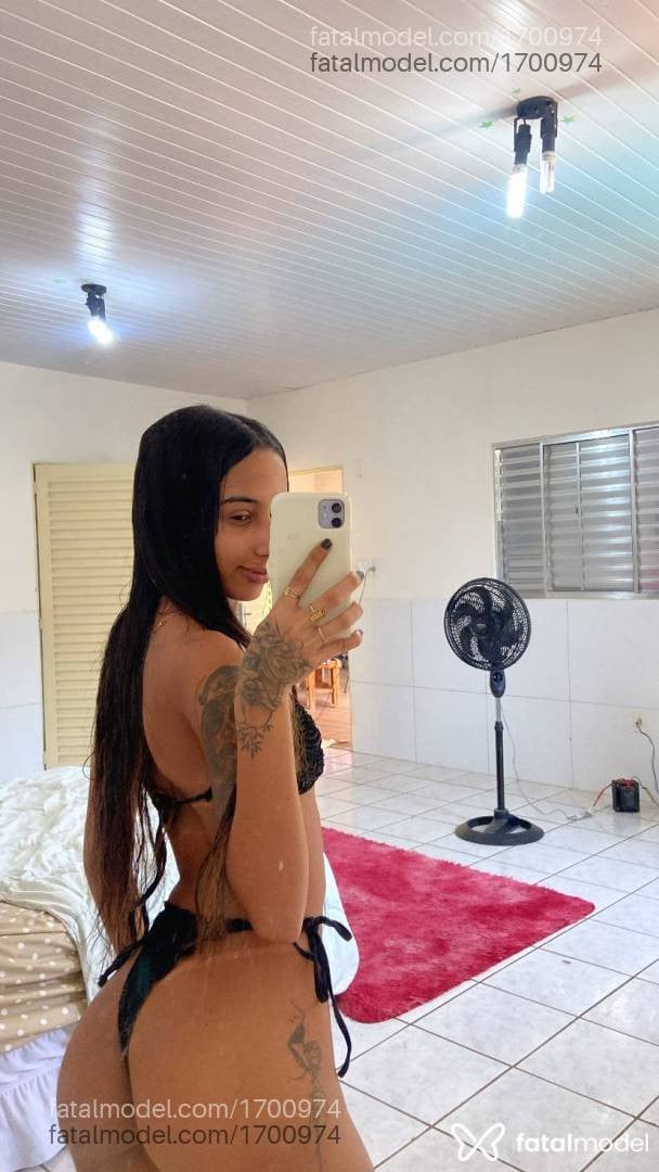 Acompanhante mulher morena (o) de olhos pretos - Iza