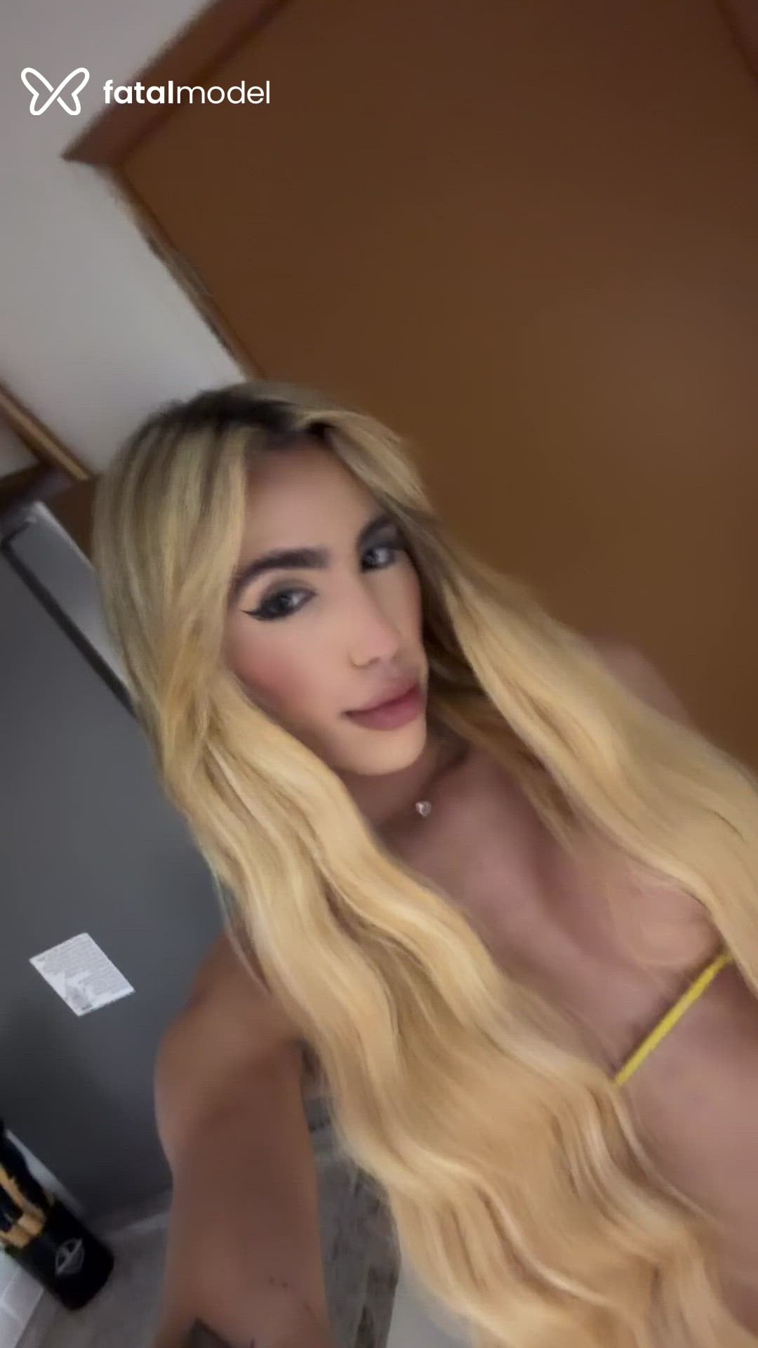 Acompanhante mulher trans com cabelo castanho de olhos castanhos - Emmy Garcia