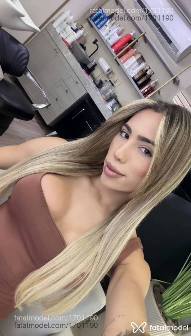 Acompanhante mulher trans com cabelo castanho de olhos castanhos em Joinville - Emmy Garcia
