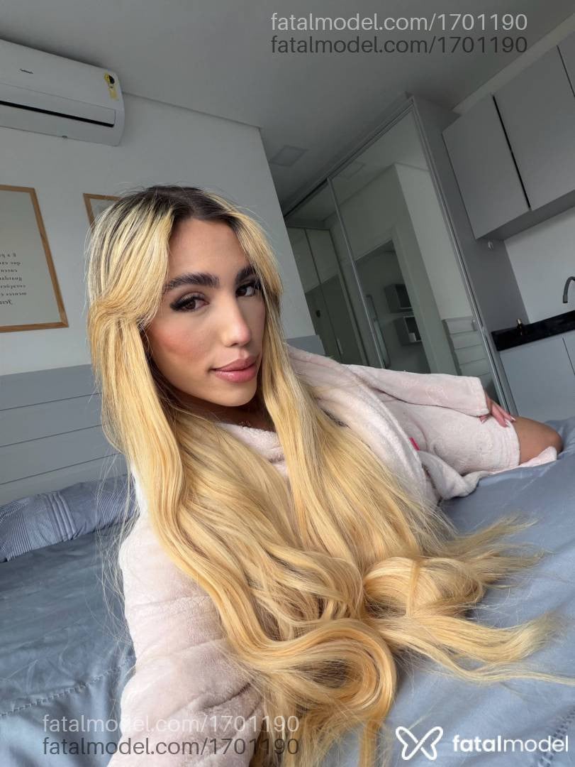 Acompanhante mulher trans com cabelo castanho de olhos castanhos - Emmy Garcia