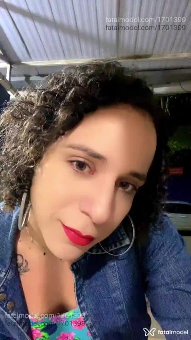 Acompanhante mulher com cabelo castanho de olhos verdes em Goiânia - Savana Oliveira