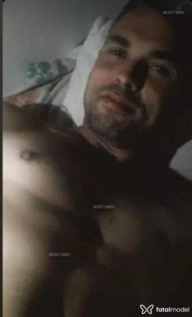 Acompanhante homem com cabelo castanho de olhos castanhos - Gaúchozl