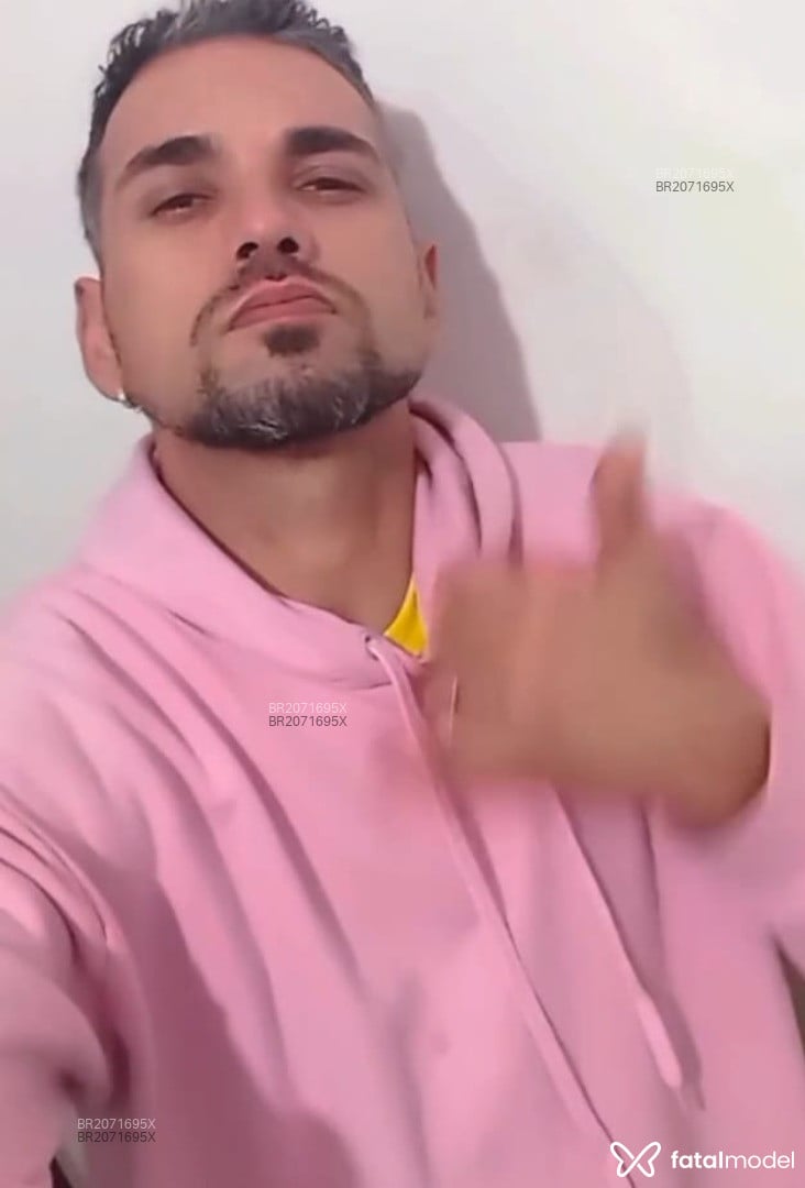 Acompanhante homem com cabelo castanho de olhos castanhos - Gaúchozl