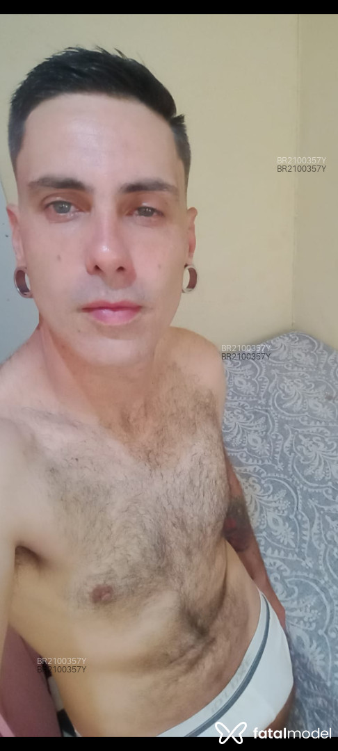 Acompanhante homem com cabelo castanho de olhos azuis - Lucious Acompanhante homem com cabelo castanho de olhos azuis - Lucious