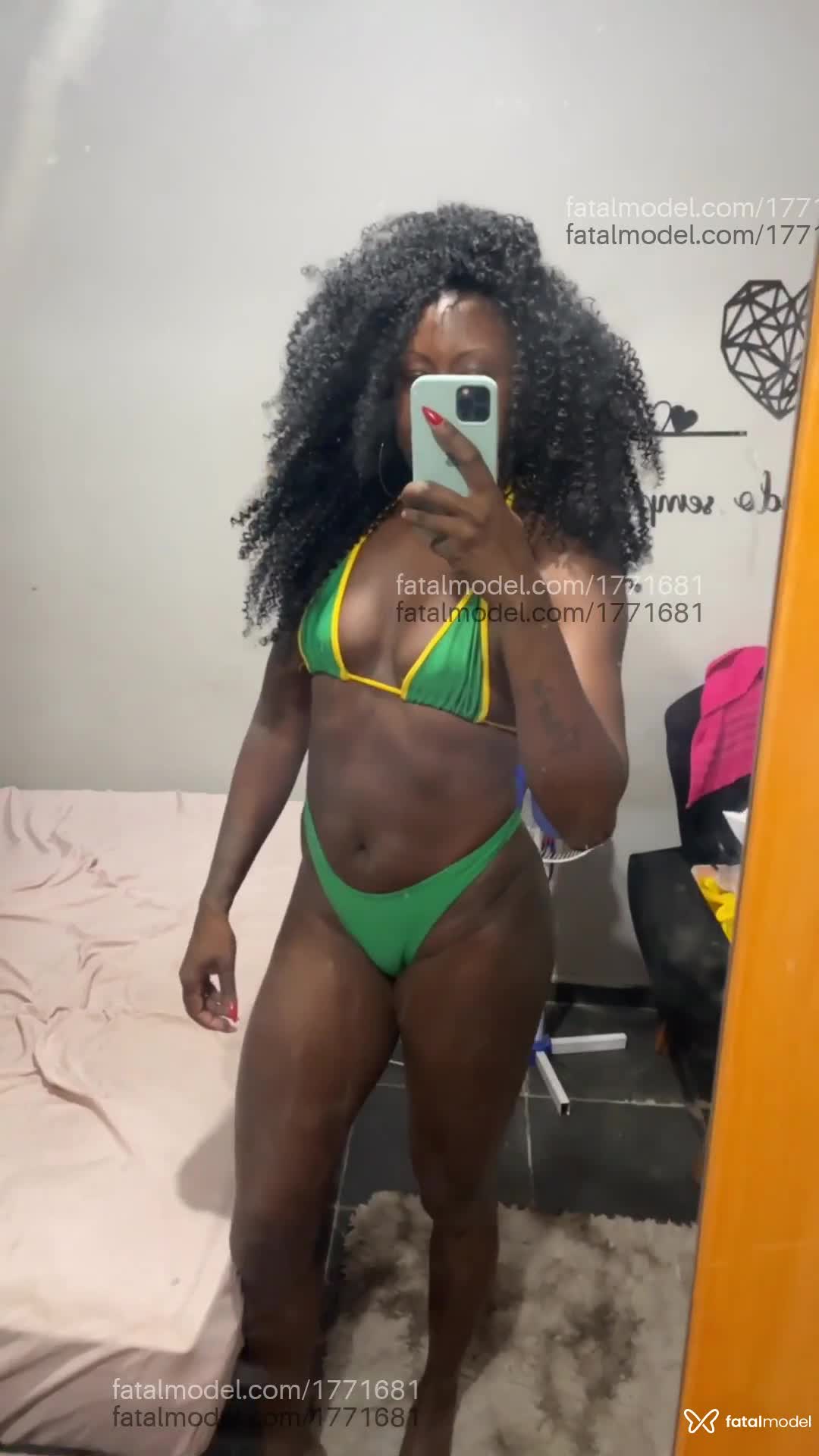Acompanhante mulher com cabelo castanho de olhos pretos - Luciana