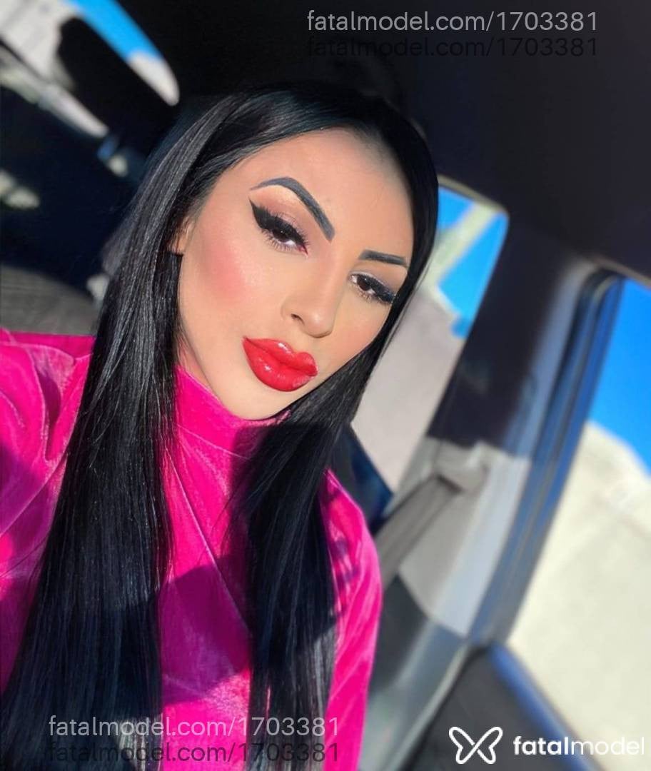 Acompanhante mulher trans com cabelo colorido de olhos pretos - Julia Gabrielly