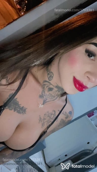Acompanhante mulher trans com cabelo colorido de olhos pretos em Botucatu - Julia Gabrielly