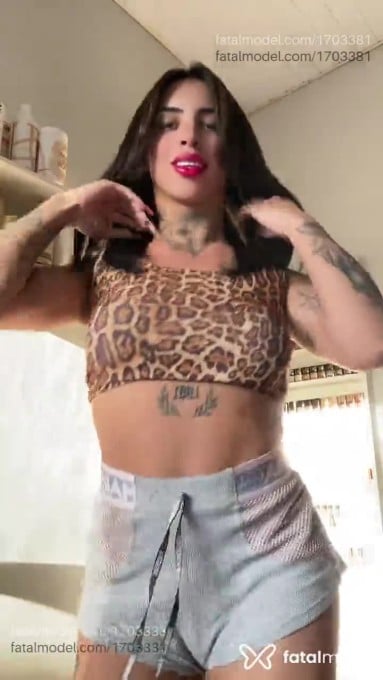 Acompanhante mulher trans com cabelo colorido de olhos pretos em Botucatu - Julia Gabrielly