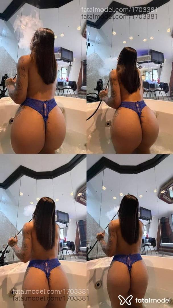 Acompanhante mulher trans com cabelo colorido de olhos pretos - Julia Gabrielly