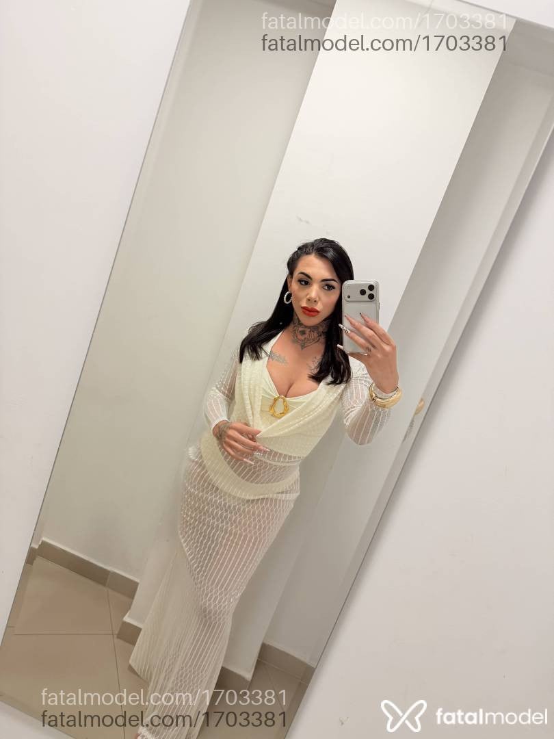 Acompanhante mulher trans com cabelo colorido de olhos pretos - Julia Gabrielly