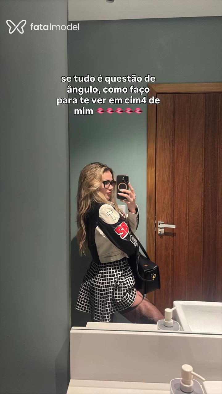 Acompanhante mulher loira (o) de olhos castanhos - Júlia Mistral
