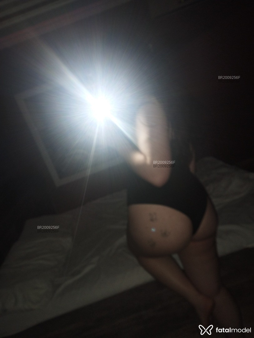 Acompanhante mulher com cabelo castanho de olhos castanhos em Virtual Acompanhante mulher com cabelo castanho de olhos castanhos em Virtual - Victoria Máximo