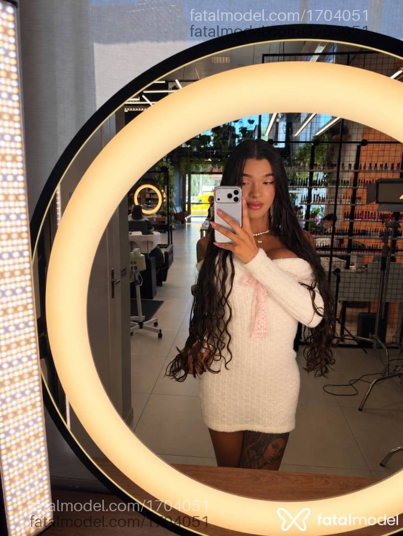 Acompanhante mulher trans morena (o) de olhos pretos - Meilin Dias