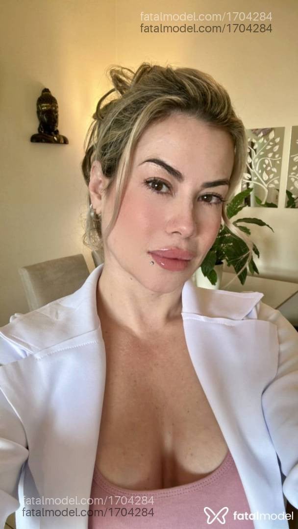 Acompanhante mulher loira (o) de olhos castanhos - Leticia Madri