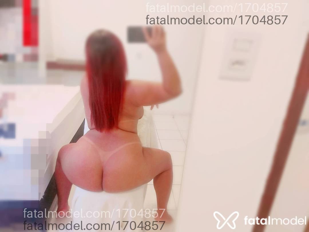 Acompanhante mulher com cabelo colorido de olhos castanhos - Iza Carvalho