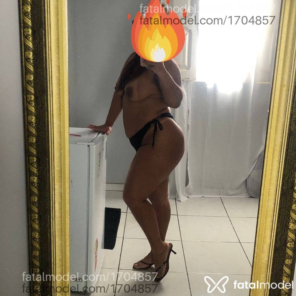 Acompanhante mulher com cabelo colorido de olhos castanhos - Iza Carvalho