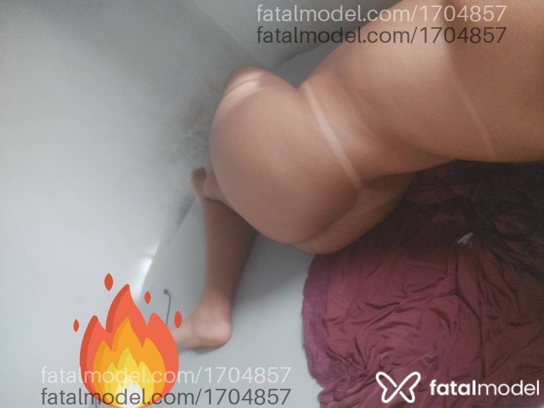 Acompanhante mulher com cabelo colorido de olhos castanhos - Iza Carvalho