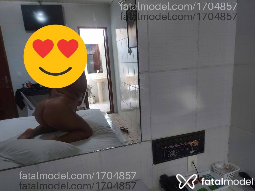Acompanhante mulher com cabelo colorido de olhos castanhos - Iza Carvalho