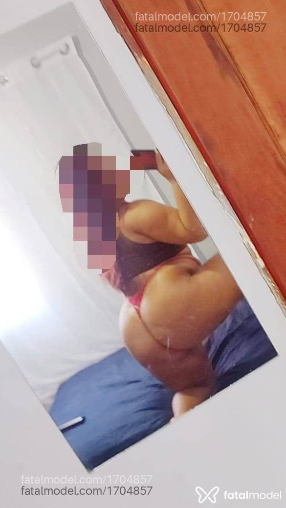 Acompanhante mulher com cabelo colorido de olhos castanhos - Iza Carvalho