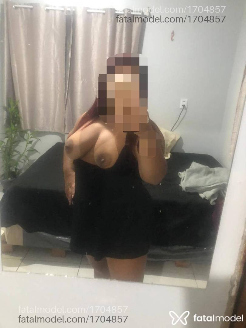 Acompanhante mulher com cabelo colorido de olhos castanhos - Iza Carvalho
