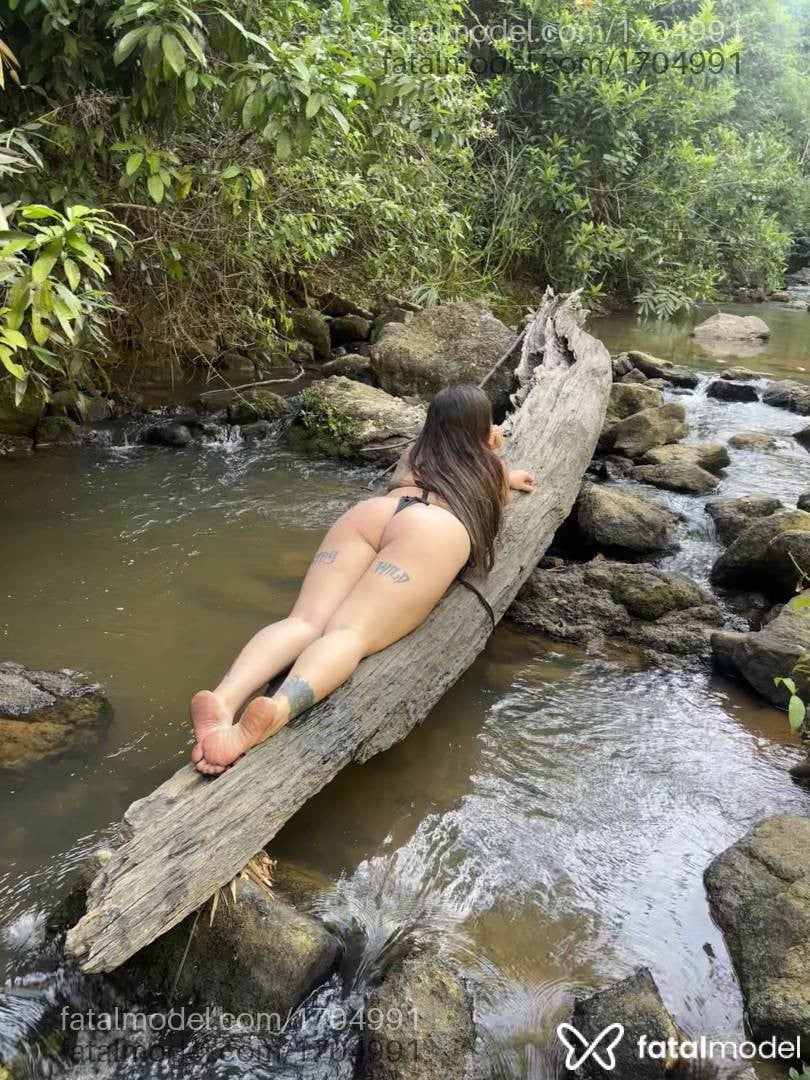 Acompanhante mulher com cabelo castanho de olhos verdes - Safira