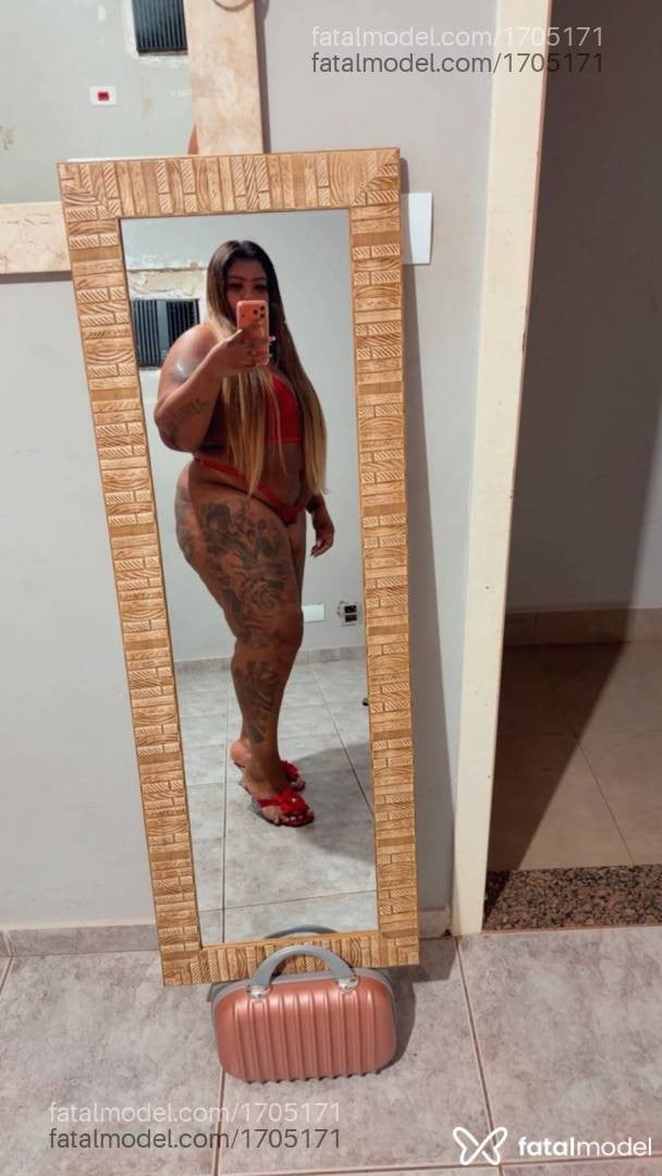 Acompanhante mulher com cabelo castanho de olhos pretos - Nicole