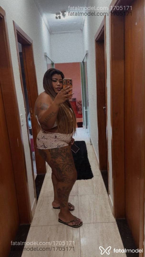 Acompanhante mulher com cabelo castanho de olhos pretos - Nicole