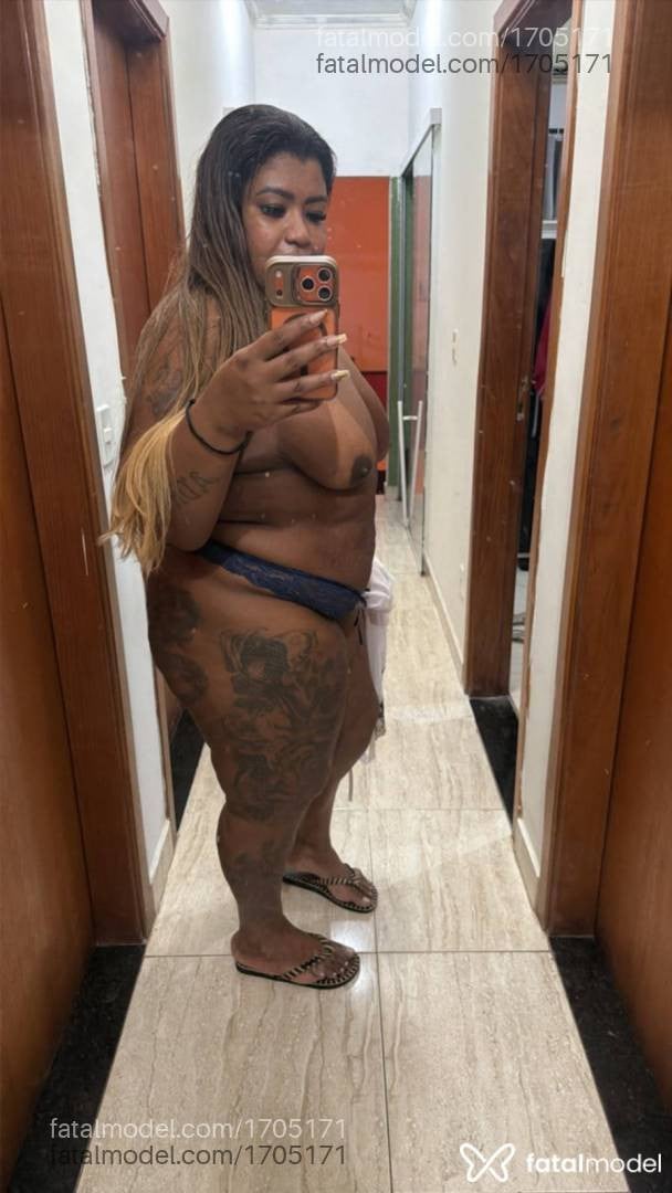 Acompanhante mulher com cabelo castanho de olhos pretos - Nicole